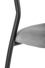 Jedilni stol K426 črn je dobavljiv v sivi barvi. Noge stola so iz kovine prašno barvane. Dimenzija: - Š:57/G:54/V:79 cm, Material: - tkanina BLUVEL 14 -