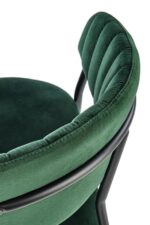 Jedilni stol K426 zelen je dobavljiv v zeleni barvi. Noge stola so iz kovine prašno barvane. Dimenzija: - Š:57/G:54/V:79 cm, Material: - tkanina BLUVEL 78 -
