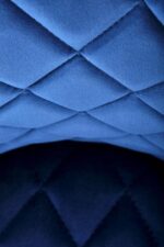 Jedilni stol K45 je dobavljiv v modri barvi. Noge stola so iz kovine prašno barvane. Dimenzija: - Š:44/G:58/V:85 cm Material: - tkanina velvet BLUVEL 86 -