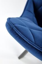 Jedilni stol K45 je dobavljiv v modri barvi. Noge stola so iz kovine prašno barvane. Dimenzija: - Š:44/G:58/V:85 cm Material: - tkanina velvet BLUVEL 86 -