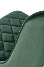 Jedilni stol K45 je dobavljiv v zeleni barvi. Noge stola so iz kovine prašno barvane. Dimenzija: - Š:44/G:58/V:85 cm Material: - tkanina velvet BLUVEL 78 -