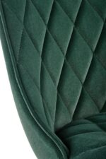Jedilni stol K45 je dobavljiv v zeleni barvi. Noge stola so iz kovine prašno barvane. Dimenzija: - Š:44/G:58/V:85 cm Material: - tkanina velvet BLUVEL 78 -