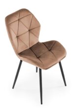 Jedilni stol K453 je dobavljiv v bež barvi. Noge stola so iz kovine prašno barvane. Dimenzija: - Š:48/G:53/V:86 cm Material: - tkanina velvet BLUVEL 28 -