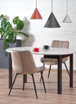 Jedilni stol K589 je dobavljiv v bež barvi. Noge stola so iz kovine prašno barvane. Dimenzija: - Š:50/G:63/V:87 cm, Material: - tkanina velvet BLUVEL -