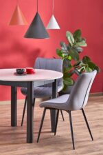 Jedilni stol K589 je dobavljiv v sivi barvi. Noge stola so iz kovine prašno barvane. Dimenzija: - Š:50/G:63/V:87 cm, Material: - tkanina velvet BLUVEL -