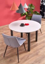 Jedilni stol K589 je dobavljiv v sivi barvi. Noge stola so iz kovine prašno barvane. Dimenzija: - Š:50/G:63/V:87 cm, Material: - tkanina velvet BLUVEL -