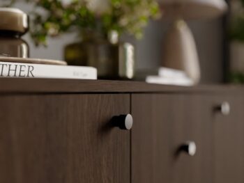 Komoda OVARI mini, je moderen in eleganten kos pohištva. S svojo ovalno obliko se odlično poda v vsak prostor. Lahko vam krasi prostor v spalnici, dnevni