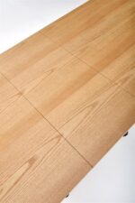 Raztegljiva jedilna miza DERRICK, izdelana iz MDF- ja in jekla. Mizna plošča je v barvi hrasta. Noge so črne barve. Barva: hrast / črna Material: MDF Jeklo