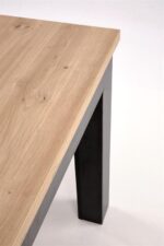 Raztegljiva jedilna miza GIZMO artisan črna je narejena iz kakovostne laminirane plošče v artisan barvi. Mizne nogice so v črni barvi narejene iz